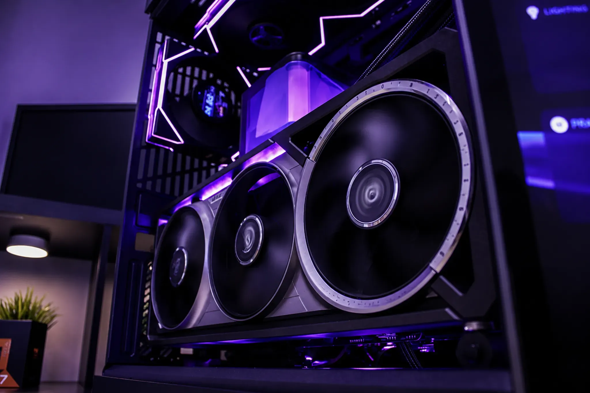 Hyte Ultra - RTX 5090 | R7 9800X3D | 32GB - Thumbnail 5