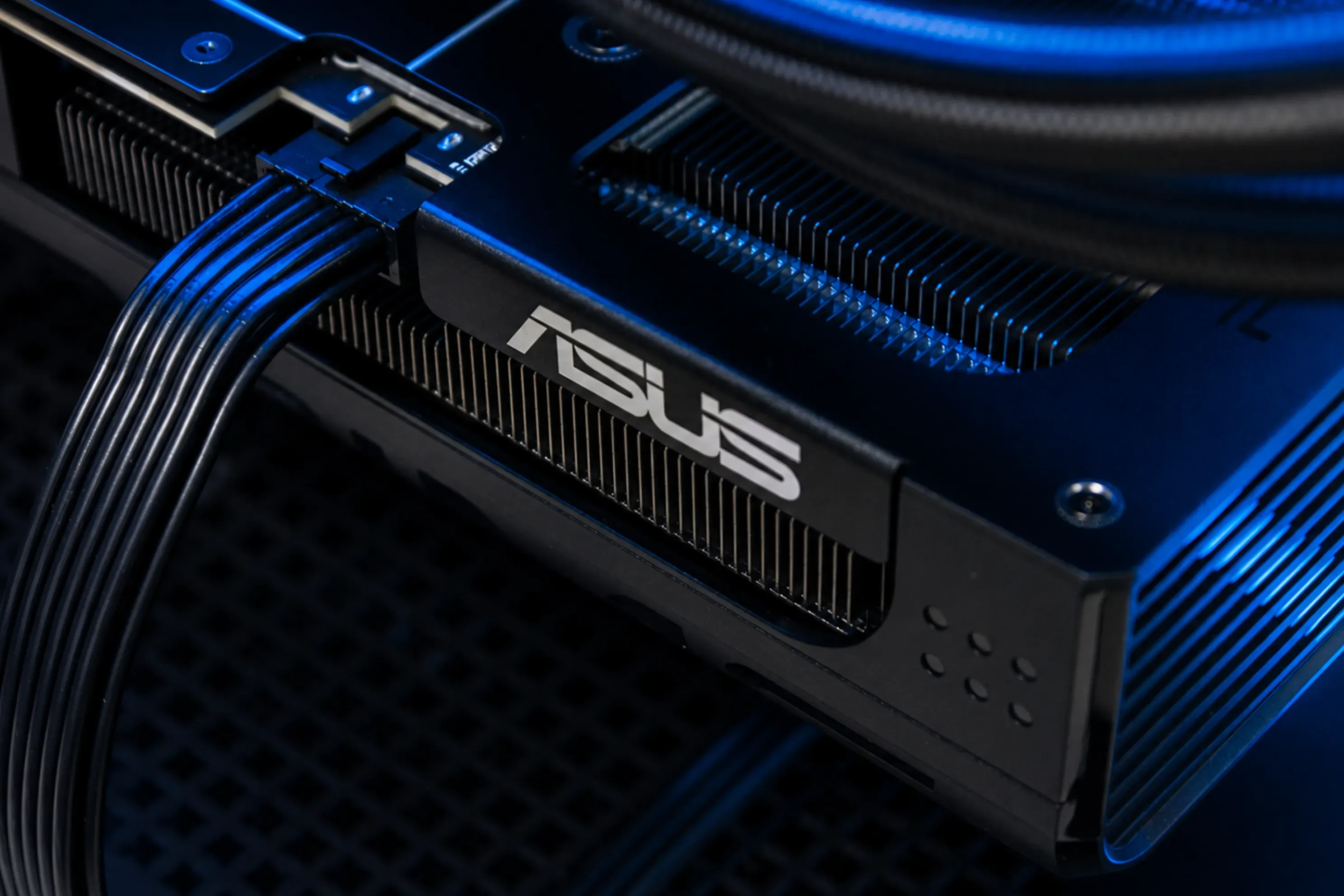 ASUS - NVIDIA RTX 5070 Ti | R7 7800X3D | 32GB - Thumbnail 8
