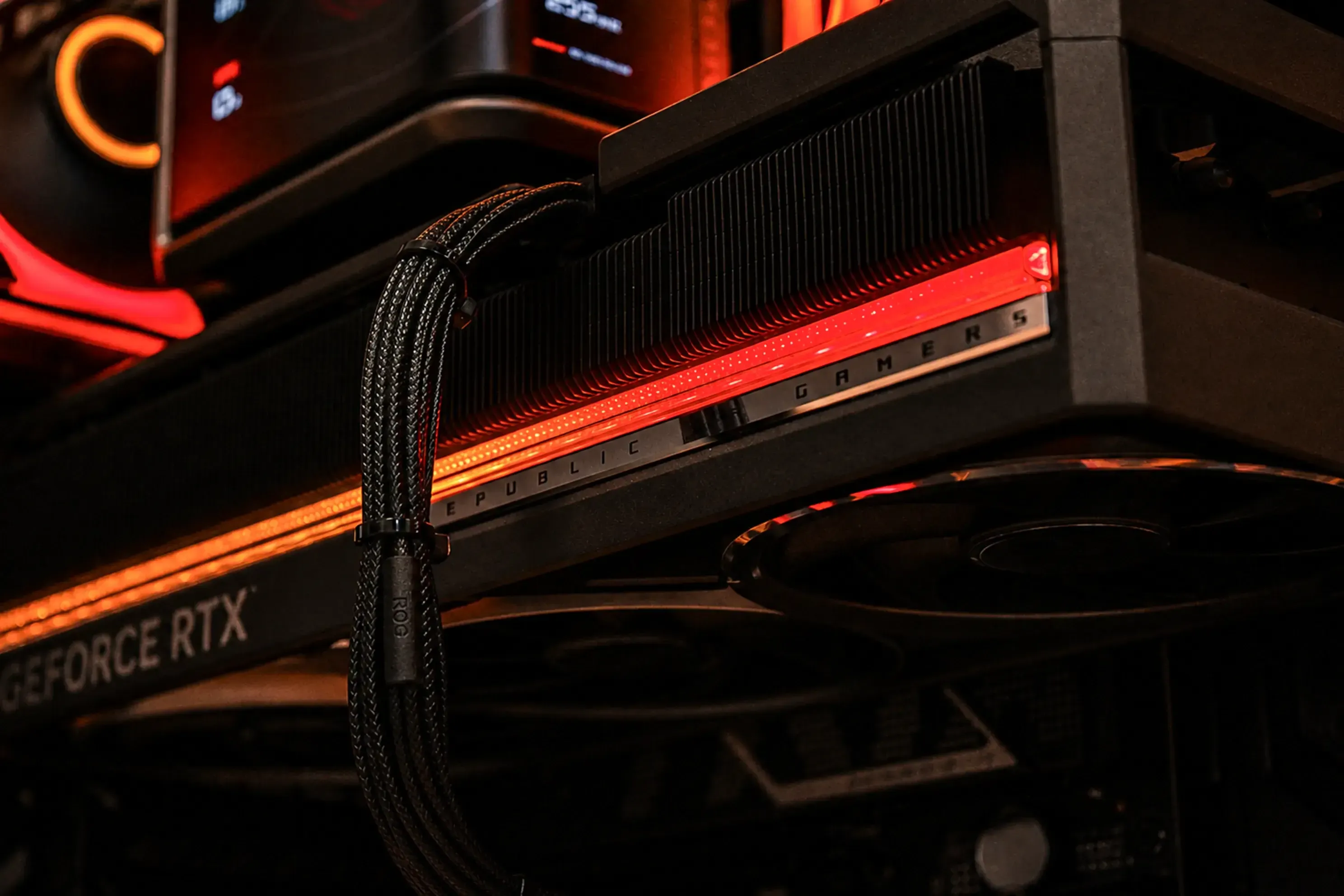 ASUS CRONOX - NVIDIA RTX 5080 | R7 9850X3D | 32GB - Thumbnail 12