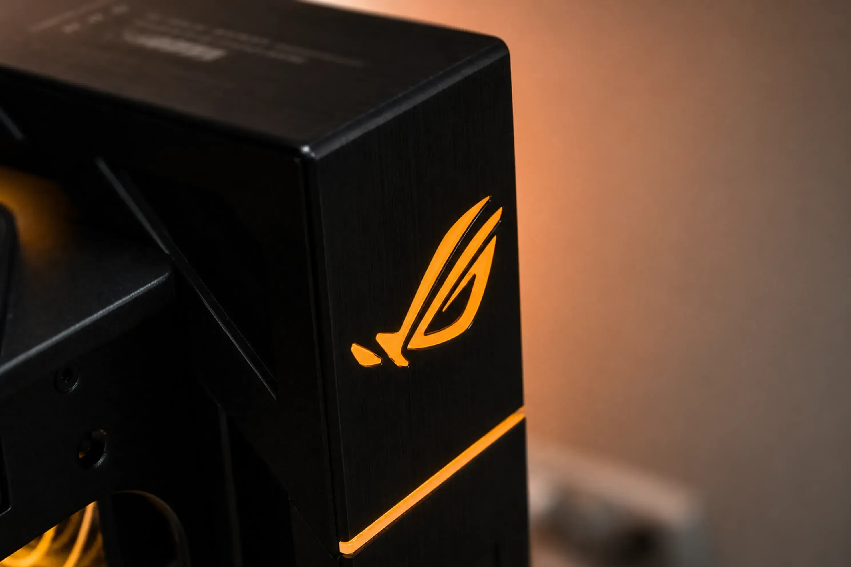 ASUS CRONOX - NVIDIA RTX 5080 | R7 9850X3D | 32GB - Thumbnail 14